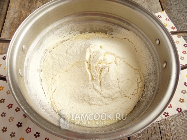 Всыпать муку