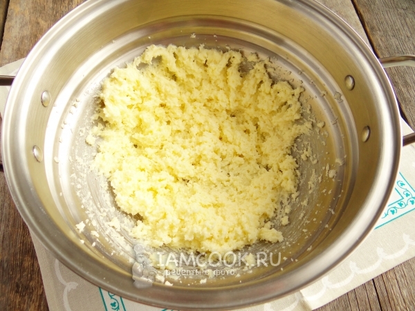 Взбить сахар с маслом