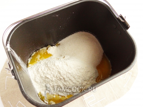 Всыпать муку, соль и сахар
