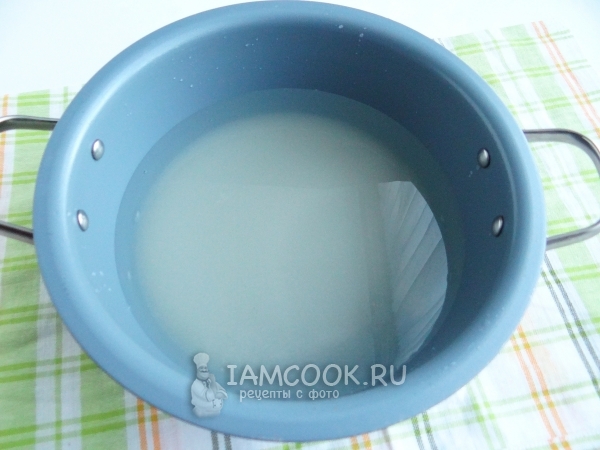 Всыпать в воду сахар и соль