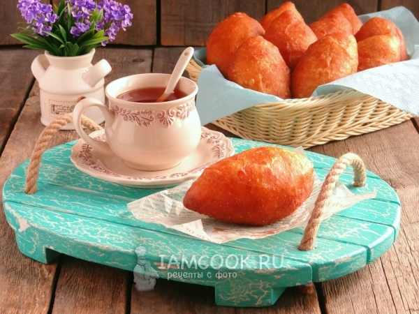 Готовые жареные пирожки с повидлом на сковороде