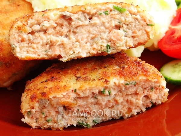 Котлеты из кеты с плавленым сыром крупным планом