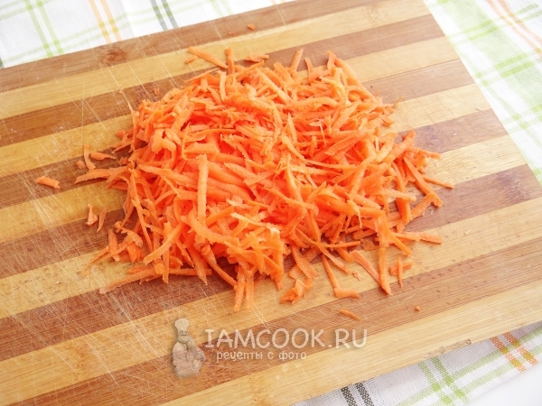 Натереть морковь