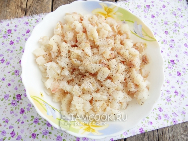 Посыпать солью и перцем