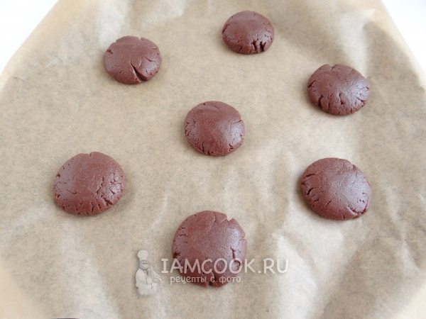 Приплюснуть шарики из теста