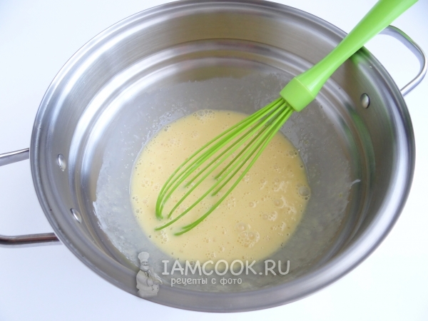 Взбить яйца со сливками