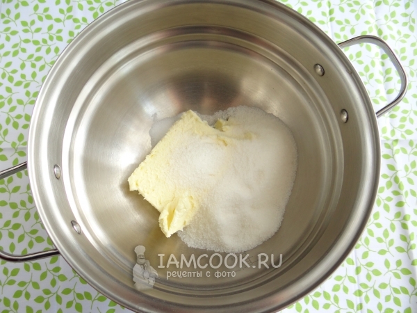Соединить масло с сахаром