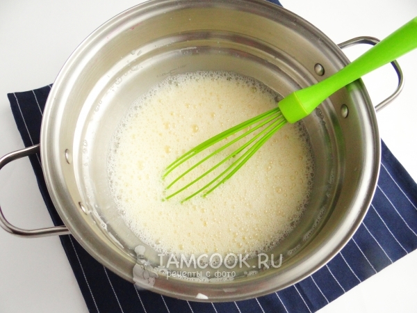 Взбить молоко с яйцами и сахаром