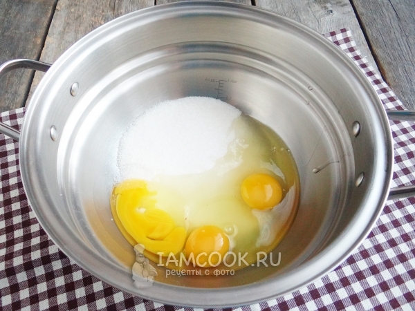 Соединить яйца с сахаром