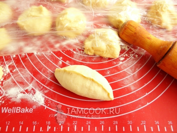 Защипить края теста