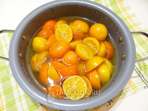 Дать мандаринам постоять в сиропе