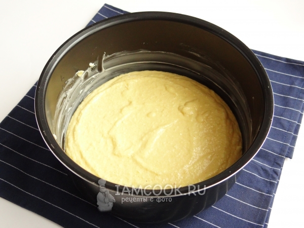 Выложить тесто в форму