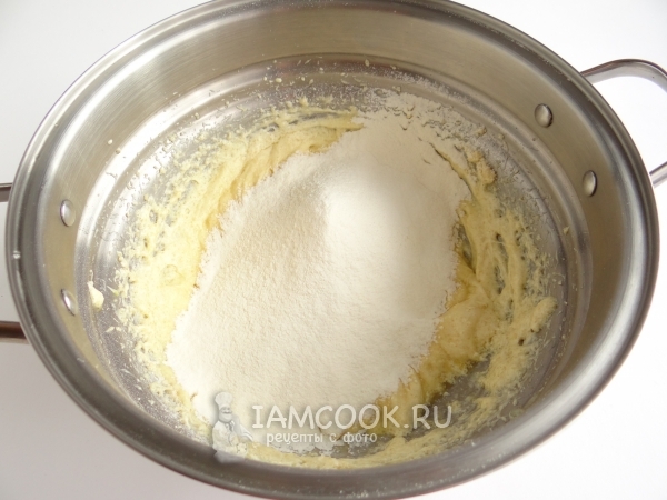 Всыпать муку