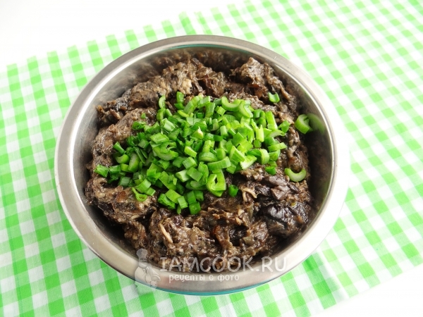 Положить зеленый лук