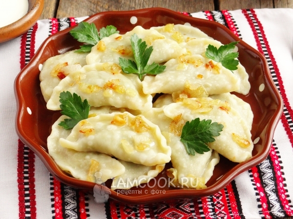 Готовые вареники с грибами