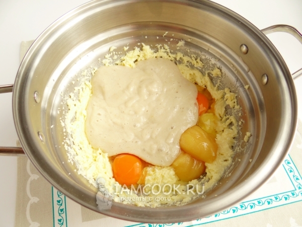 Добавить яйца и банановое пюре