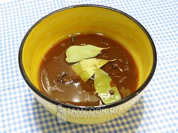 Добавить перец, лавровый лист и гвоздику