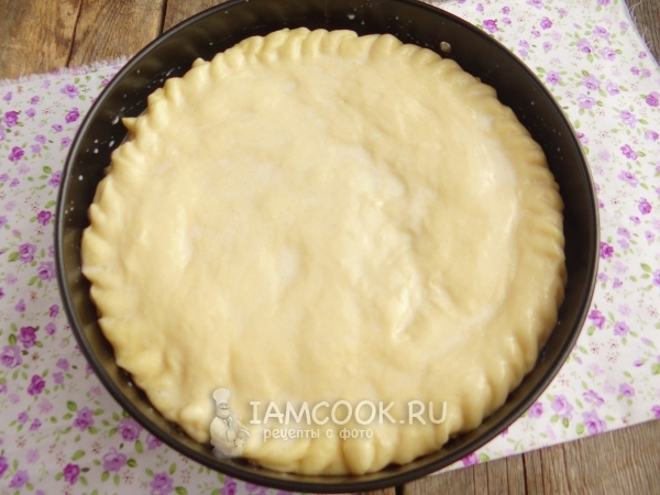 Смазать тесто маслом со сливками