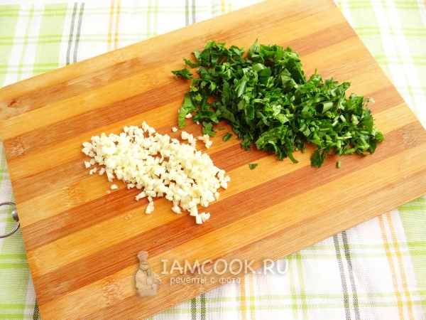 Нарезали чеснок и зелень