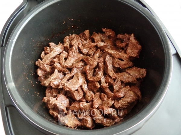 Обжарить мясо