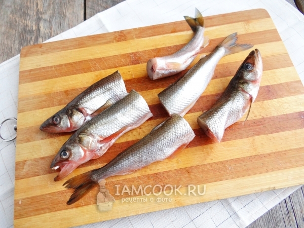 Порезать рыбу пополам