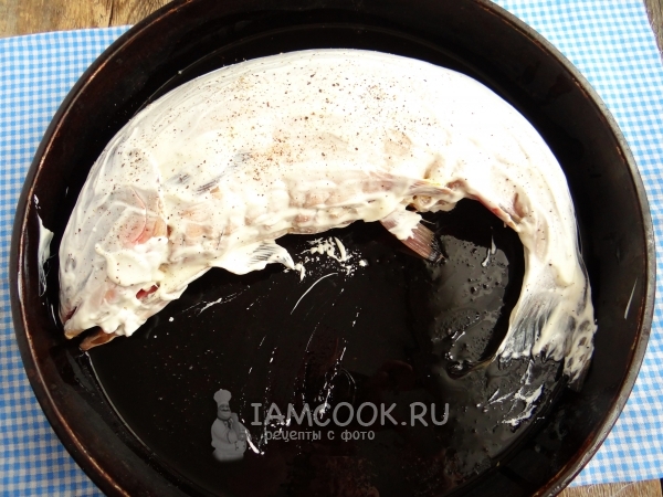 Смазать рыбу сметаной