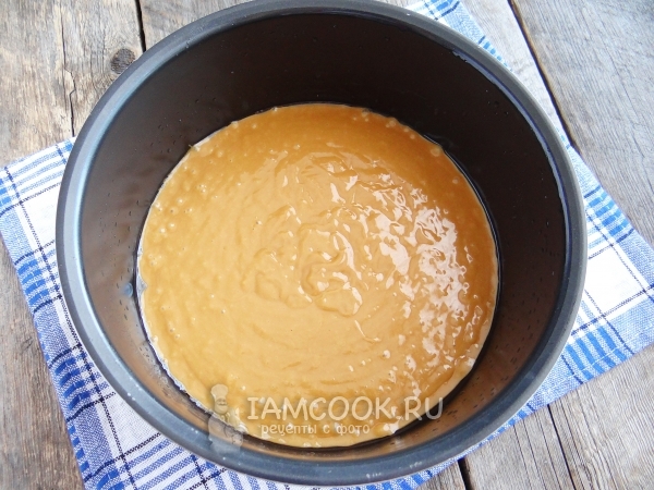 Заливаем тесто в чашу мультиварки