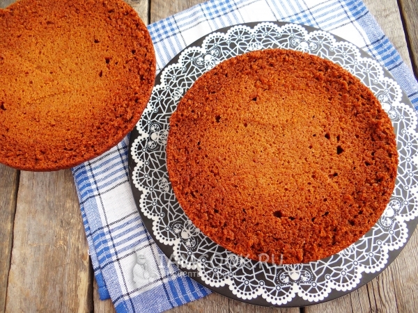 Разрезали коврижку на коржи