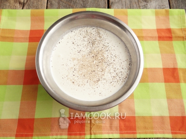 Всыпать в сливки соль и перец