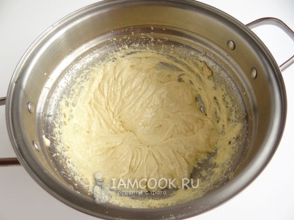 Взбить яйца с маслом и сахаром