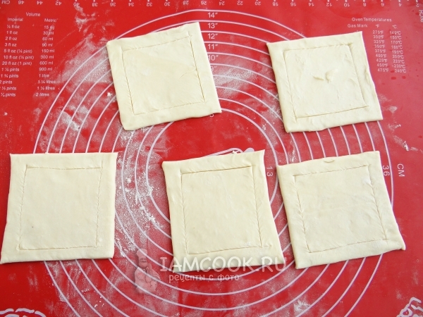 Вырезать из теста квадратики