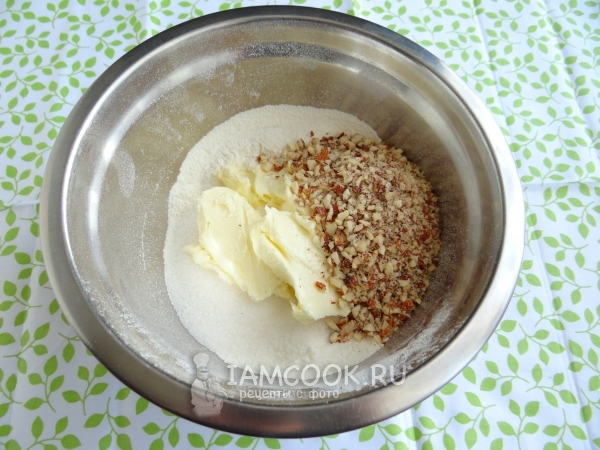 Смешать муку, масло, сахар и миндаль
