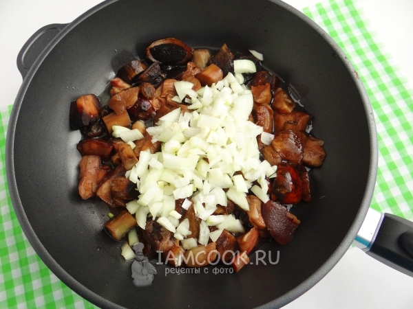 Положить к грибам лук