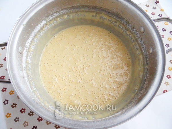 Всыпать муку и взбить тесто