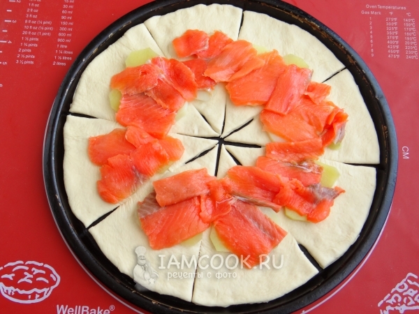 Выложить картофель и рыбу