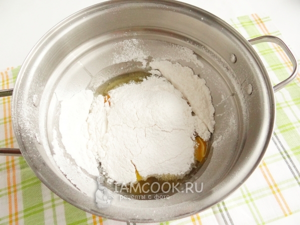 Соединить яйца с сахарной пудрой