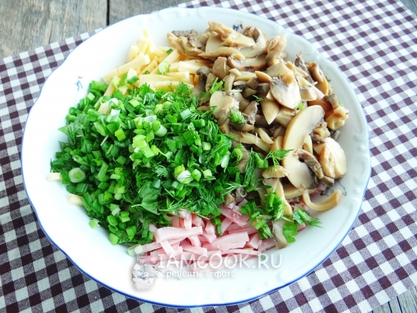 Соединить грибы, ветчину, сыр и зелень