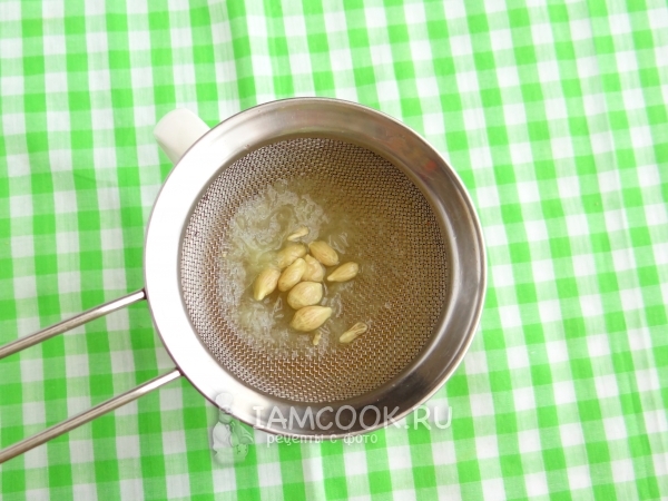 Процедить сок лимона