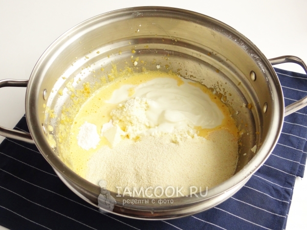 Добавить манку, сметану и разрыхлитель