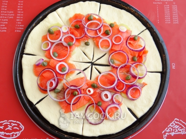 Положить кольца лука и каперсы