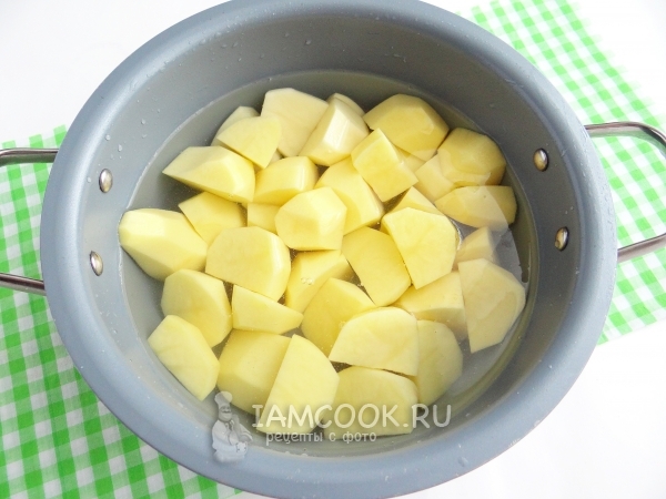 Положить картофель в кастрюлю с водой