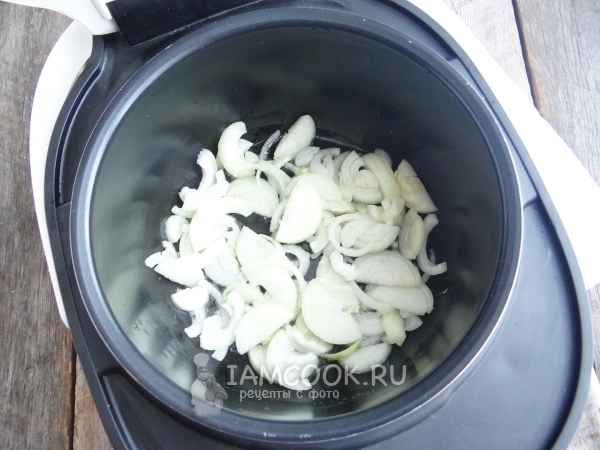 Положить лук в мультиварку