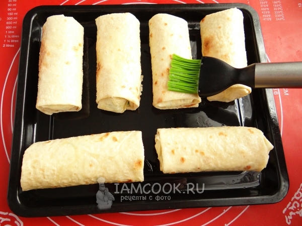 Смазать пирожки яйцом