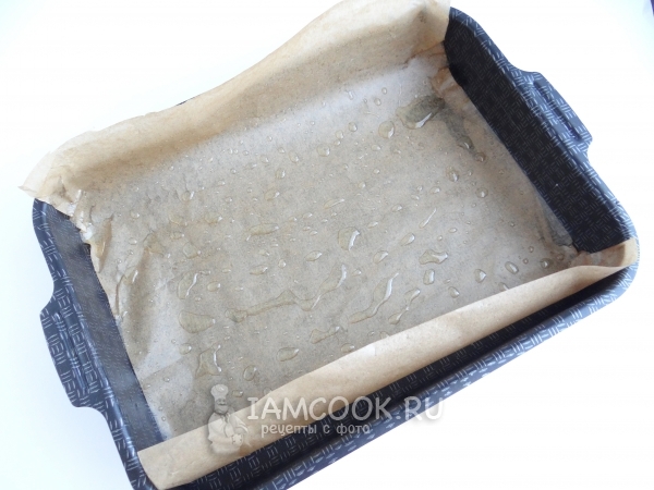 Смазать пергамент маслом