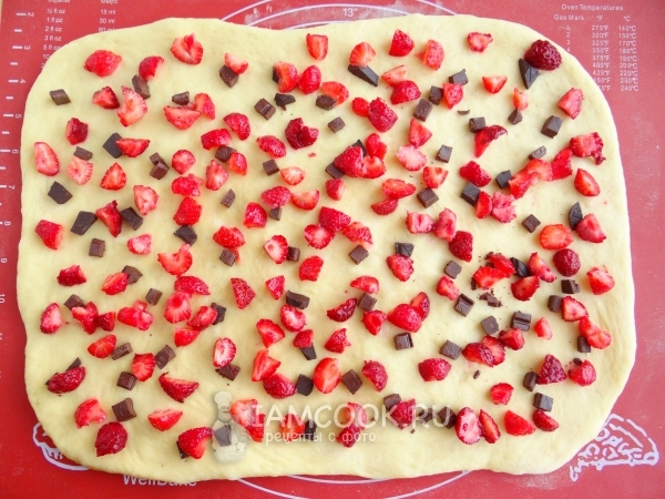 Положить клубнику и шоколад