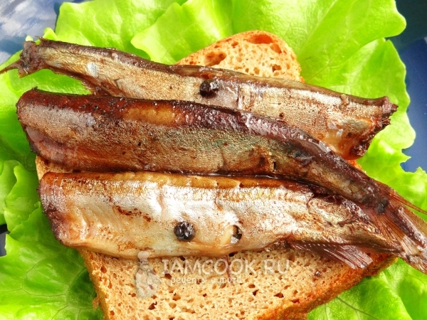 Положить шпроты на хлеб