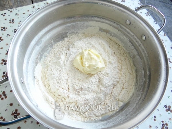 Добавили мягкое сливочное масло с мукой и дрожжами