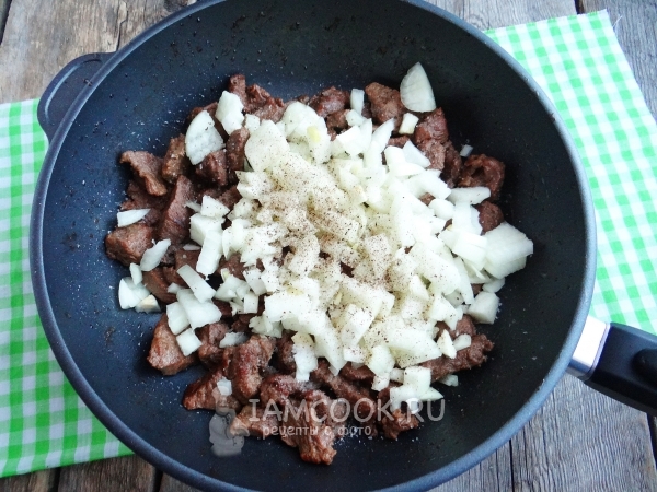 Добавить лук, соль и перец