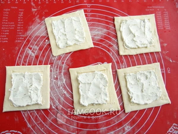 Смазать тесто творожным сыром