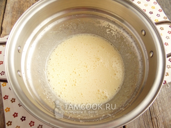 Взбить яйца с сахаром и медом